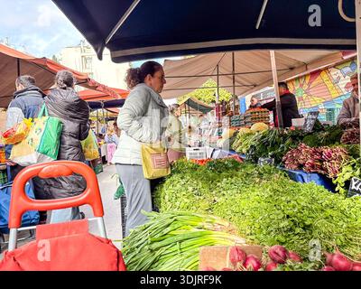 Mercato di Kallidromiou (Λαϊκή αγορά Καλλιδρόμιου). Tradizionale mercato laico all'aperto a Exarchia, Atene, che vende verdure fresche e prodotti quotidiani. Foto Stock