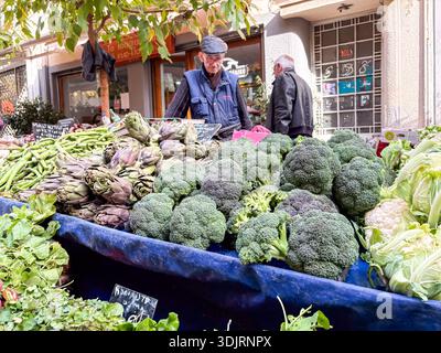 Mercato di via Kallidromiou, Agora Kallidromiou. Autentica bancarella di cibo fresco ad Atene, Grecia, con broccoli e carciofi. Foto Stock