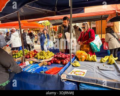 Mercato di via Kallidromiou, Laiki Agora. Atene, Grecia. Autentica scena dello shopping locale con gli acquirenti che acquistano frutta e prodotti freschi. Foto Stock
