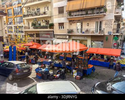 Mercato di via Kallidromiou (Λαϊκή Αγορά Καλλιδρόμιου). Mercato agricolo all'aperto che vende frutta e verdura fresca in una strada ad Atene, Grecia. Foto Stock