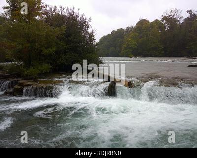 Una piccola cascata sul fiume Niagara sopra le American Falls, vista da Goat Island, Niagara Falls, NY, New York, Stati Uniti, Stati Uniti, Stati Uniti Foto Stock