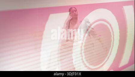 Donna adulta in posa che indossa un top senza maniche e una giacca aperta in studio, mostrando proiezione circolare Foto Stock