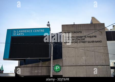 Il St. Lawrence Centre for the Arts è un complesso teatrale di arti dello spettacolo situato nel centro di Toronto, Ontario. Toronto, Canada - 29 aprile 2024. Foto Stock