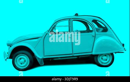 Vista laterale della classica auto Citroen 2cv grigia d'epoca con un design distintivo, taglio isolato in stile retrò su sfondo blu Foto Stock