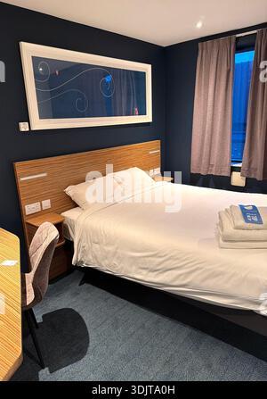 Moderna camera Travelodge con comodo letto, arredi eleganti e un ambiente invitante per rilassarsi e riposare Foto Stock