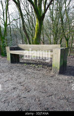 Panca rustica in legno nel Burrs Country Park, Bury, Regno Unito Foto Stock