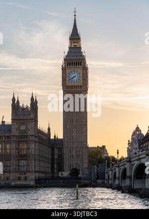 Vista dell'iconico Big Ben e del Palazzo di Westminster al tramonto, Londra, Inghilterra Foto Stock