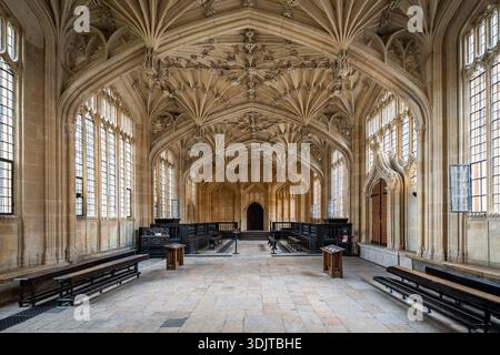 La Divinity School presso la Bodleian Library di Oxford, caratterizzata da un magnifico soffitto a volta in pietra e architettura gotica Foto Stock