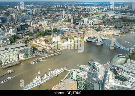 Vista aerea di Londra dalla piattaforma di osservazione Shard, con la Torre di Londra, il Tower Bridge e la HMS Belfast Foto Stock