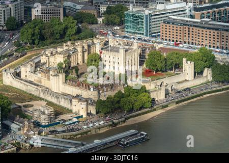 Vista aerea della Torre di Londra sulla riva nord del Tamigi dalla piattaforma di osservazione Shard Foto Stock