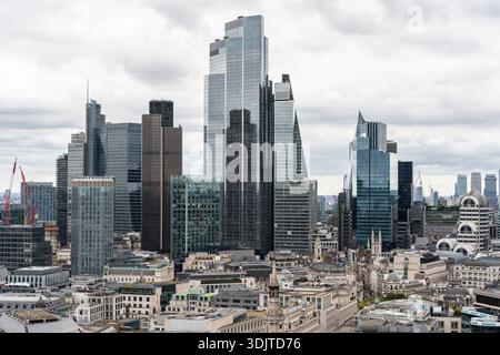Vista panoramica del quartiere finanziario di Londra con iconici grattacieli visti dalla cima della cattedrale di St. Paul Foto Stock