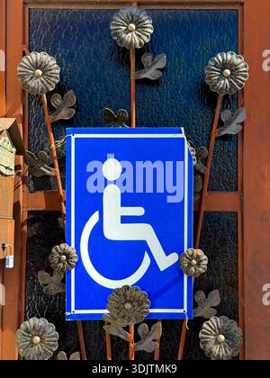 Cartello portatori di handicap di fronte a una casa Merida Mexico Foto Stock