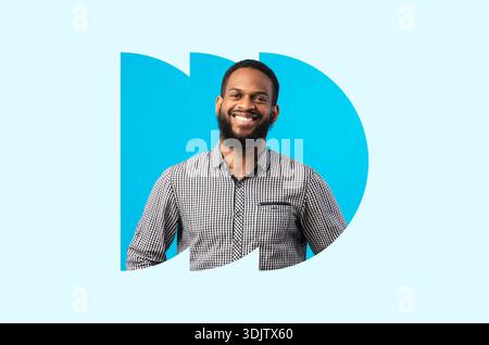 L'uomo sorridente posa in un'impostazione luminosa con elementi di design creativi sullo sfondo Foto Stock
