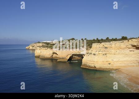 Scogliera e spiaggia, Praia da Corredoura, Algarve, Portogallo Foto Stock