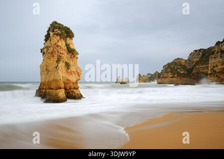 Rocce sulla costa del surf, Praia Dona Ana, Lagos, Algarve, Portogallo Foto Stock