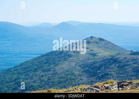 Paesaggio di montagna in estate. Vista dalla cima della montagna Foto Stock