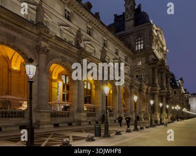 Foto notturna del cortile interno del Museo del Louvre - Parigi, Francia Foto Stock