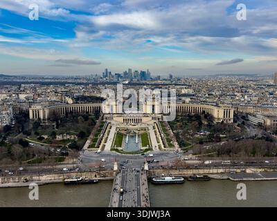 Vista panoramica del Palais de Chaillot e del paesaggio urbano di Parigi, dalla Torre Eiffel. - Parigi, Francia Foto Stock
