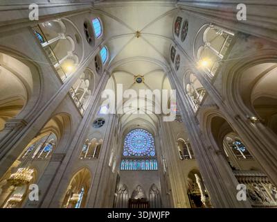 La famosa North Rose Window all'interno della cattedrale di Notre-Dame a Parigi, Francia Foto Stock