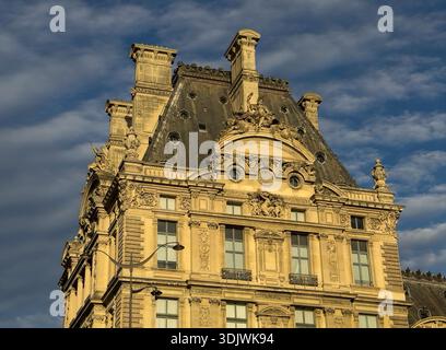Arco classico in stile secondo impero del Pavillon de Flore parte del Museo del Louvre - Parigi, Francia Foto Stock