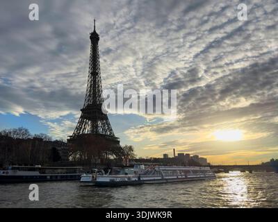 La Torre Eiffel vista da un tour sulla Senna con quasi il tramonto - Parigi, Francia Foto Stock