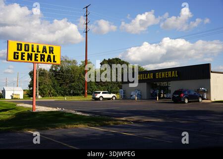 Ripon, Wisconsin USA - 28 agosto 2025: Minimarket Dollar General al servizio della comunità. Foto Stock