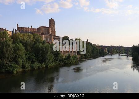 La rivière le Tarn dans la ville, ville d'Albi, département du Tarn, Francia Foto Stock