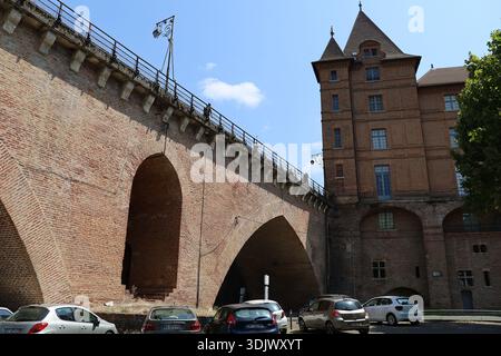 Le vieux pont sur la rivière le Tarn, ville de Montauban, département du Tarn et Garonne, Francia Foto Stock