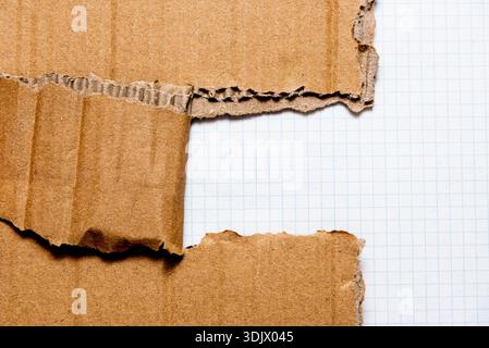 Vecchia carta di cartone sgualcita su sfondo bianco isolato, vecchi fogli con bordi strappati e spazio di copia per il testo Foto Stock