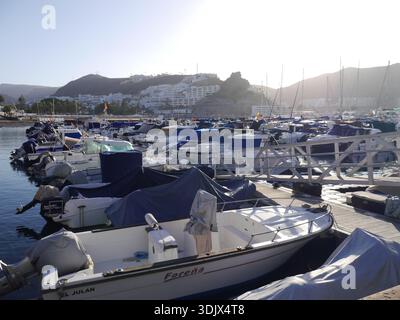 Il porto turistico di Puerto de Mogán, un piccolo porto di pescatori e resort sull'isola di Gran Canaria, Spagna. Foto Stock