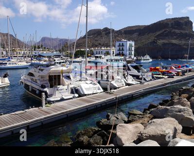 Il porto turistico di Puerto de Mogán, un piccolo porto di pescatori e resort sull'isola di Gran Canaria, Spagna. Foto Stock