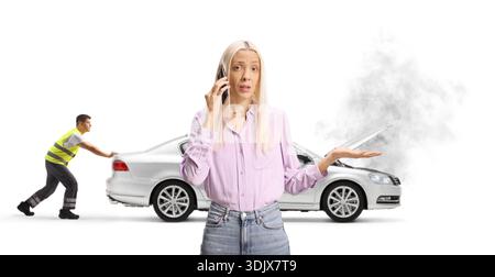 Donna confusa al telefono con un'auto in avaria e un conducente di un camion isolato su sfondo bianco Foto Stock
