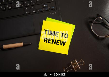 Tempo concettuale per rinnovare il concetto. Copia spazio. È ora di rinnovare le parole scritte sull'adesivo per la memoria Foto Stock