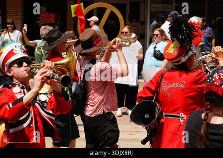 Madison, Wisconsin USA - 14 giugno 2025: Persone di razza mista si sono riunite per protestare durante l'evento No Kings. Foto Stock