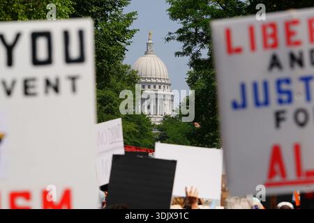 Madison, Wisconsin USA - 14 giugno 2025: Persone di razza mista si sono riunite per protestare durante l'evento No Kings. Foto Stock