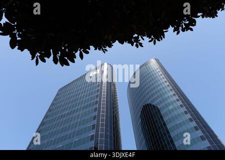 Le moderne torri di vetro sorgono nel quartiere centrale degli affari di Auckland, viste dal basso contro un cielo azzurro. Foto Stock