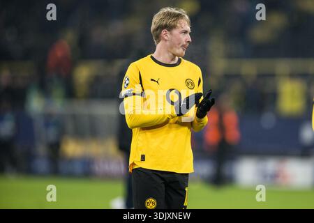 DORTMUND, GERMANIA - GENNAIO 28: Julian Brandt (Borussia Dortmund, 10) frustrato dopo la partita di UEFA Champions League tra Borussia Dortmund e FC Internazionale Milano al Signal Iduna Park il giorno 8 della UEFA Champions League il 28 gennaio 202 Foto Stock