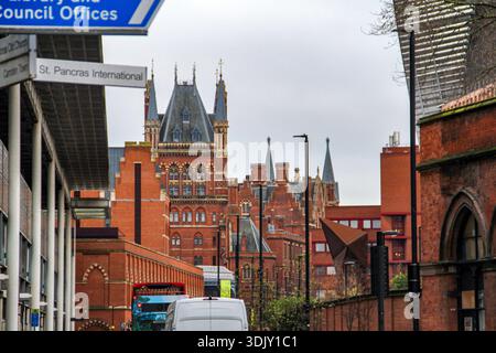 Vista urbana della stazione internazionale di St Pancras e architettura gotica in mattoni rossi sotto un cielo coperto a Londra, Regno Unito. Foto Stock