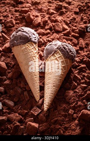 Gelato al cioccolato marrone con pezzi di cioccolato nel cono. Cono gelato al cioccolato. Foto Stock