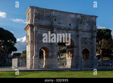 L'Arco di Costantino dedicò nel 315 d.C. alla sua vittoria su Massenzio nella Battaglia del Ponte Milvio - Roma, Italia Foto Stock