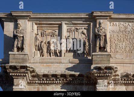Particolare dell'Arco di Costantino dedicato nel 315 d.C. con scritte e bassorilievi statue di lui - Roma, Italia Foto Stock
