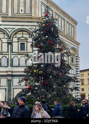 Turisti e un grande albero di Natale di fronte al Duomo di Firenze - Firenze, Italia Foto Stock