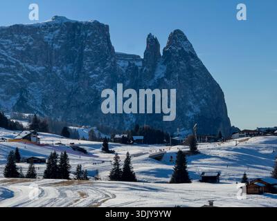 Le torri Santner ed Euringer fanno parte del massiccio dello Sciliar visto dall'Alpe di Siusi - Dolomiti, alto Adige, Italia Foto Stock