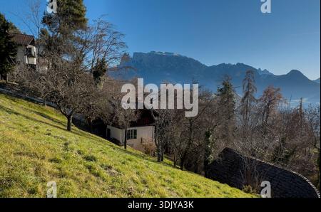 Case in un ambiente pastorale nella città tirolese di Klobenstein (Collalbo) incastonata tra i monti Domomiti - Tirolo meridionale, Italia Foto Stock