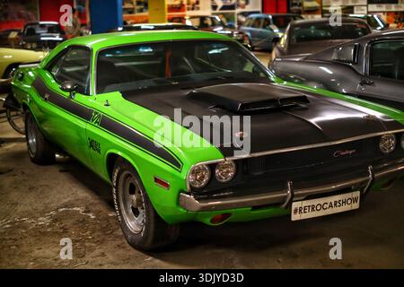 Una Dodge Challenger T/A 1970 in Green Go. L'auto è in mostra alla FIERA RETROCAR di San Pietroburgo. Foto Stock