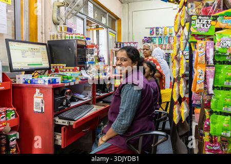 Cassiera, supermercato locale, Mattancherry, Kochi(Cochin), Kerala, India, Asia meridionale, Asia Foto Stock