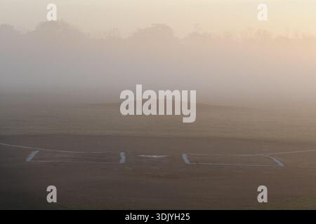 Nebbia mattutina sopra il piatto di casa sul campo da baseball Foto Stock