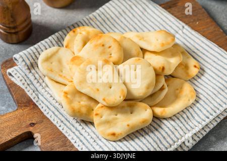 Sano Mini Naan Pane indiano in una pila da mangiare Foto Stock