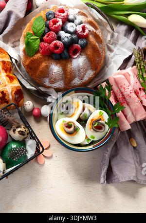 Salmone arrosto al forno con fagioli verdi e asparagi per il brunch di Pasqua o la cena su uno sfondo chiaro. Vista dall'alto. Foto Stock