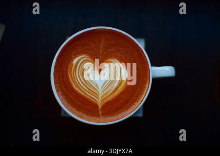 Tazza di latte con latte art a forma di cuore Foto Stock